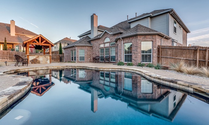South Arlington Casa | Fabuloso 6 dormitorios, 4 baños, piscina, cocina al aire libre, 3 reyes, 6 reinas, 1 fu