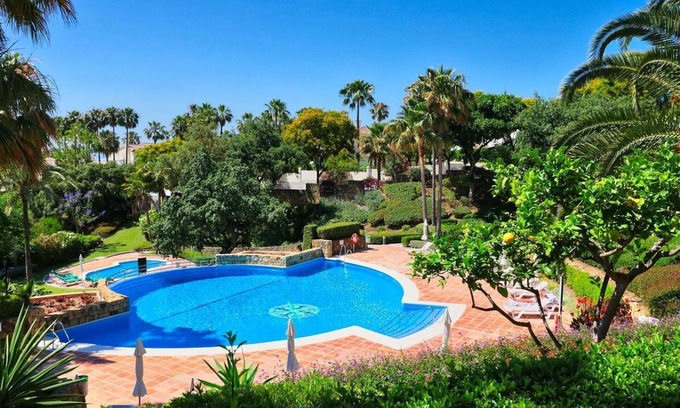 Elviria Apartamento | Fabuloso apartamento en 'Elviria Hills' con vistas al mar, piscina compartida y Wi-Fi