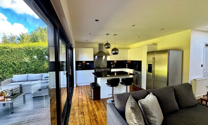 Hatfield Casa | Zarza House Art Deco home, 4 double bedrooms, garden, free parking n wifi.