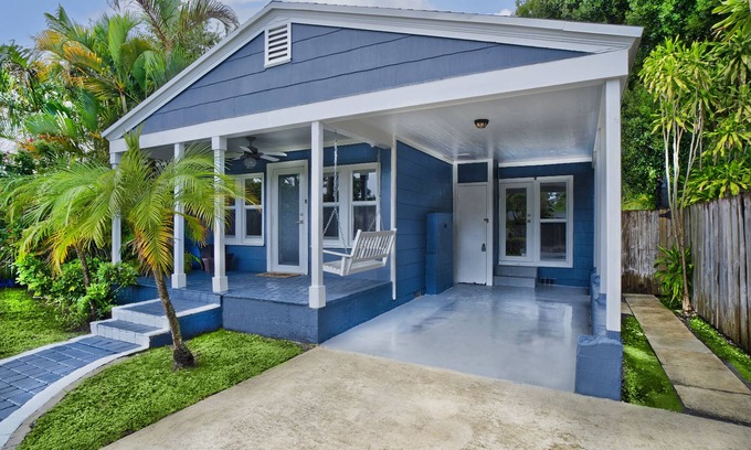 South Middle River Casa | Fabulous Bungalow w/Outdoor Eden mins from Beach