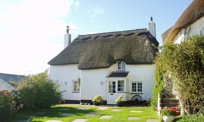 Malborough Cabaña | Fabulous cottage near Salcombe with views, pet-friendly and secluded garden