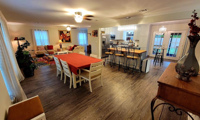 Northwest Pensacola Casa | Fabulous, cozy cottage, w Hot Tub, 20-25 mins to Pensacola & Perdido Key Beach