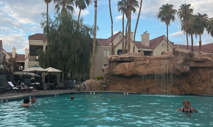 Las Vegas Complejo | Fabulous Fancy Favorite just beyond the strip!