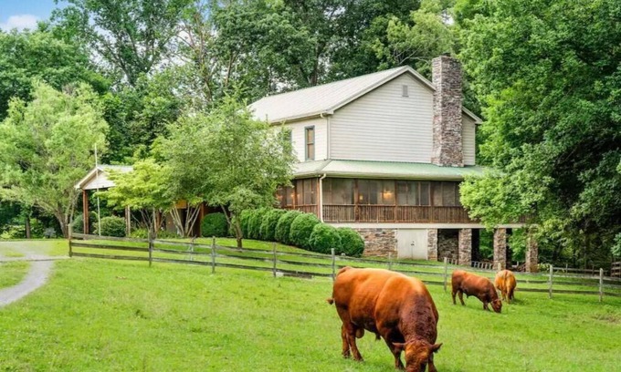 Olmstead Casa | Fabulous Farmhouse near Clarksville, TN