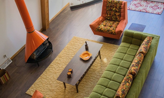 Iola Casa | Fabuloso Funky restaurado 70's Retro Lakefront Home -