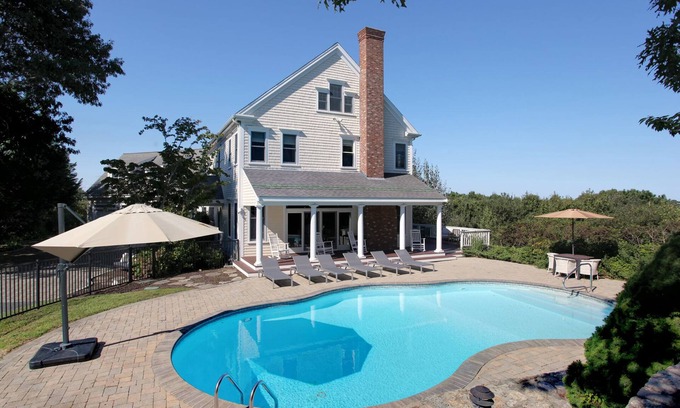 West Barnstable Casa | Impresionantes vistas de Sandy Neck ... ¡Relájate este verano con estilo y siéntate junto a la piscina!