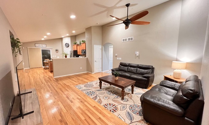 Dupont Casa | Fabulous Home near DIA & Gaylord Rockies Resort & FlightSafety International