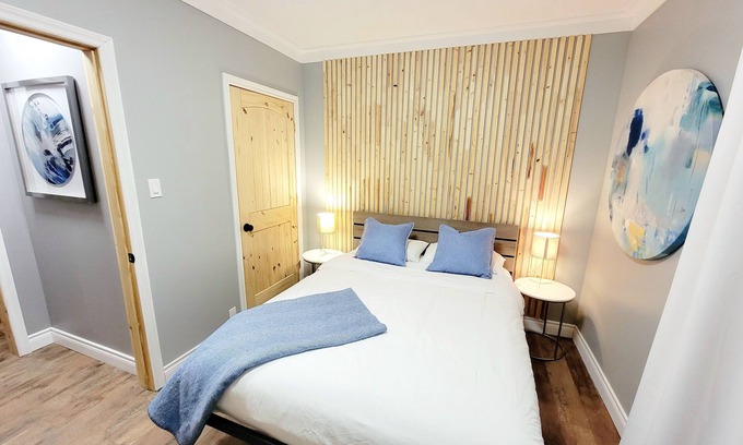 Huntsville Casa | Fabulous Huntsville Location, Stylish, Checkout the backyard, Cottage Rental