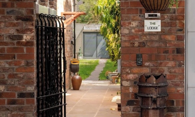 Heaton Norris Cabina | Fabulous Lodge located in a leafy suburb mins from Restaurants Cafes Pubs Shops