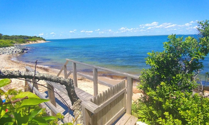 Tisbury Casa | ** Fabuloso frente al mar Makonikey con playa privada!** Cubierta envolvente, mascotas bien