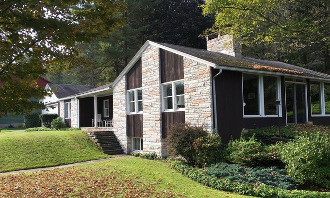 Honesdale Casa | Fabulosa casa moderna de mediados de siglo en Poconos