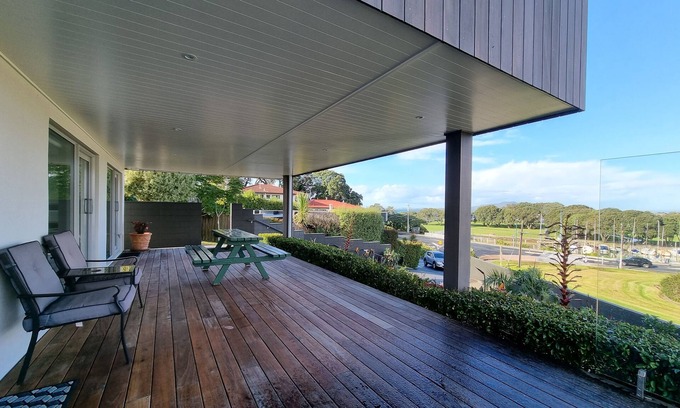 Castor Bay Apartamento | Fabulous Milford 1BR With Views & SkyTV