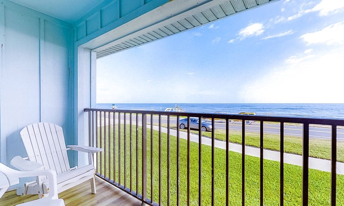 Flagler Beach Condominio | Fabulous oceanfront find in Flagler Beach w/shared pool, WiFi, central AC, W/D