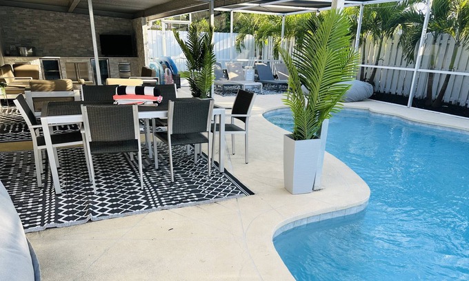 Central Corals Casa | Fabulous Pool Home just 11 min to beach