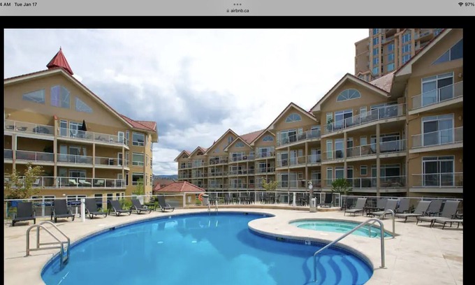 Kelowna Central Business District Condominio | Fabulous Pool Level 2 Bedroom 2 Bath