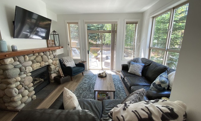 East Kootenay Casa | Fabulous Ski-in/out Renovated 3 Bdrm Upper Village Townhome with bdrm AC & den