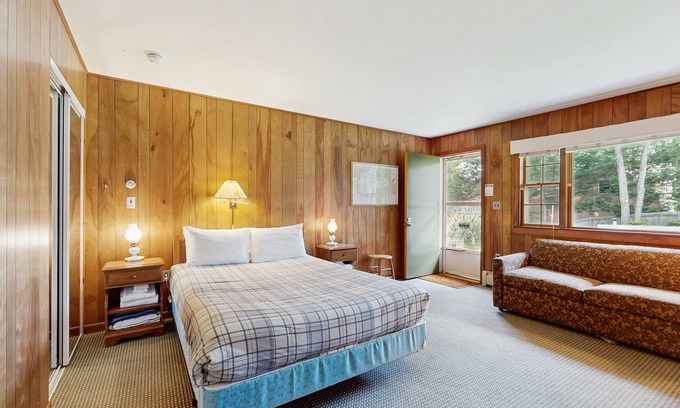 Alton Bay Casa | Fabulous studio suite just a few steps from the water w/WiFi, bay views