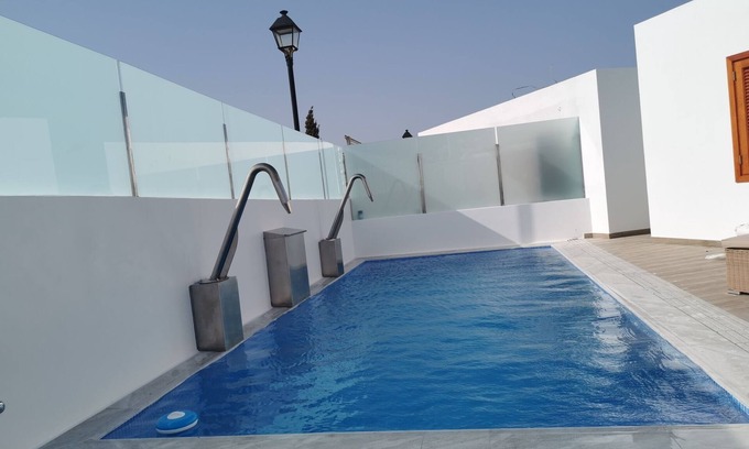 Teguise Villa | Fabulosa villa cocina americana, terrazas, piscina, solárium y jacuzzi privado