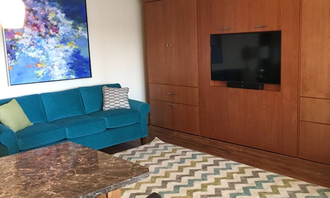Charlevoix Condominio | Recientemente renovado suite acogedora en Charlevoix downton con una vista fabulosa!