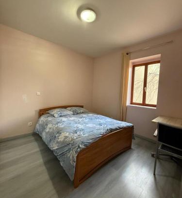 Roanne Casa | Face à la gare - Chambre 6