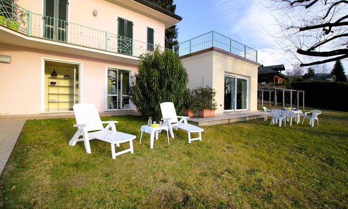 Pettenasco Apartamento | Face to face with the Lake, potrai rilassarti in giardino ammirando il lago