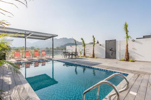 Sharm Apartamento | Facing the Sea and Mountains 4BR Villa with Assistant Room and Private Pool, Al Dana Island, Fujairah by Deluxe Holiday Homes