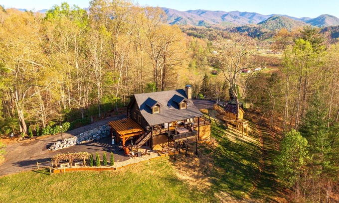 Burnsville Cabina | Fainting Goats - Epic 270° Views - Luxe Mtn Escape!
