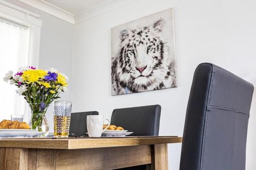 Harlescott Casa | Fair Haven - Off Street Parking and Garden