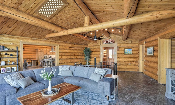 Fairbanks Cabina | Fairbanks Log Cabin w/ Waterfront Deck & Views!