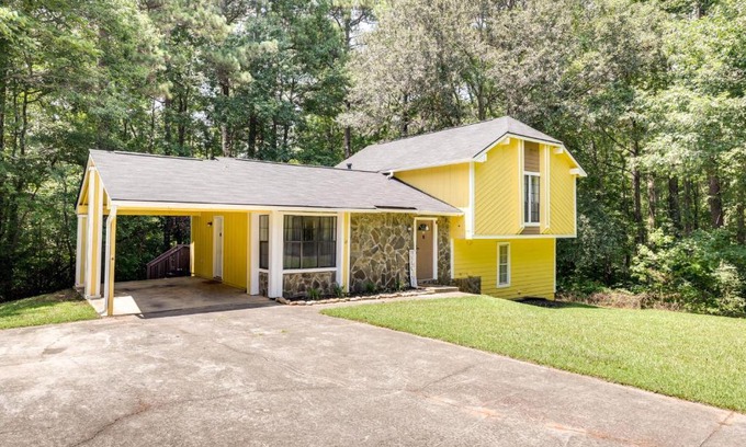 Fairburn Casa | Fairburn Home with 2 Decks, Grill and Outdoor Dining!