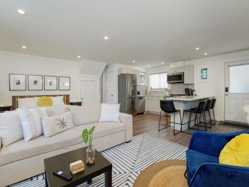 Fairfield Apartamento | Fairfield Estate Coach House - 30-Day Stay, steps from Cook Street Village by Victoria Prime!