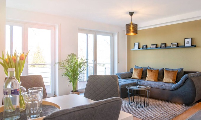 Huefingen Apartamento | Fairflats Hüfingen: Küche Arbeitsplatz Balkon Aufzug
