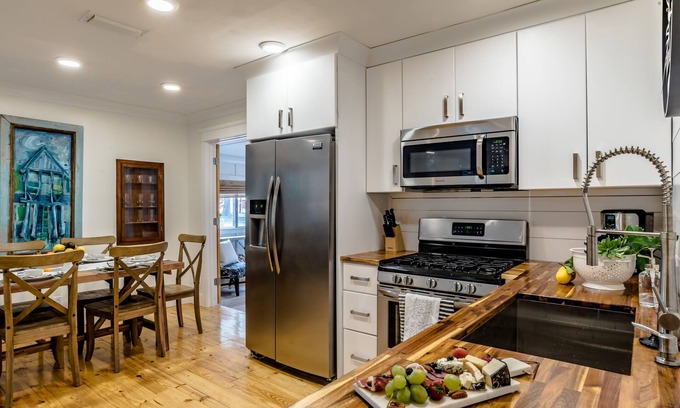 Fairhope Cabaña | Fairhope Downtown Cottage, con capacidad para 10 "a pie de la ciudad", con mucho estacionamiento y garaje