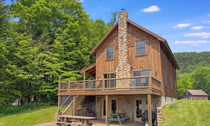 Eagle Bay Casa | Fairview Lodge on 4th Lake