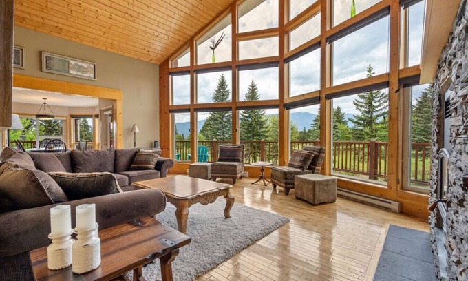 East Kootenay Apartamento | Fairway 17 | Hot Tub | Foosball | Ping Pong