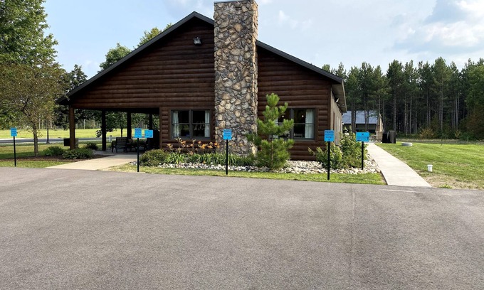 Nekoosa Cabina | Fairway Lodge-Rome Away From Home- 5 minutes to Sand Valley