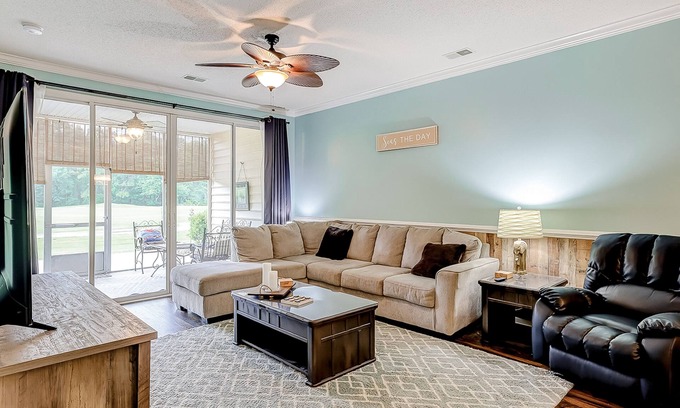 Red Hill Condominio | Fairway-view condo with screened porch, AC, W/D, pool, hot tub, & tennis