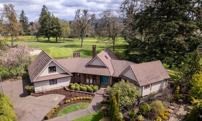Cal Young Casa | Fairway View Retreat