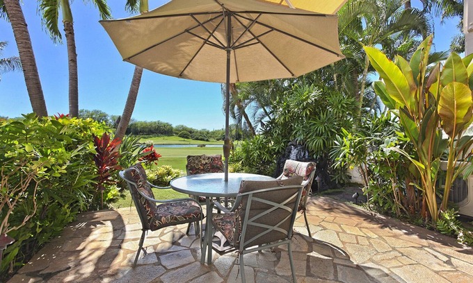 Kapolei Condominio | Fairways at Ko Olina 22H: Golf Course Elegance, Lush Backyard