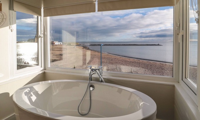 Newbiggin-by-the-Sea Cabaña | FAIRWINDS, pet friendly, with a garden in Newbiggin-By-The-Sea