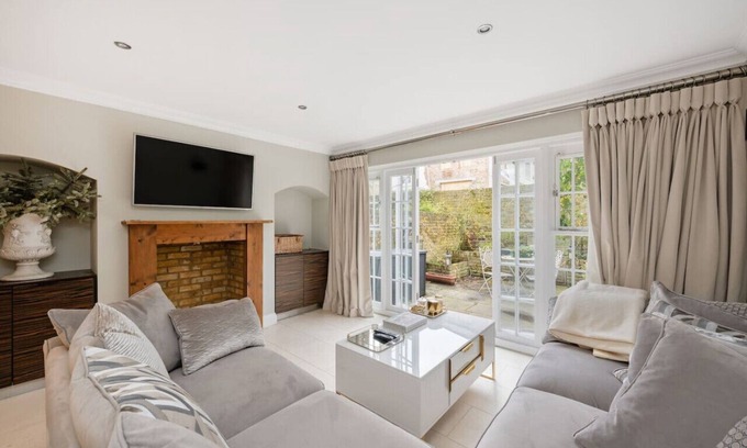 Churchill Casa | Fairytale Garden House - Next to Victoria Station and Pet Friendly