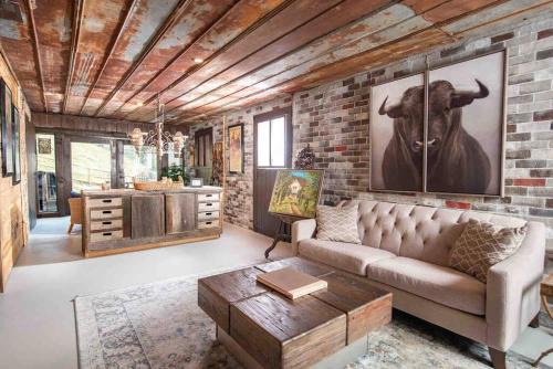 Sugar Grove Casa | Fairytale: Hot Tub & Trout Stream & Petting Zoo?