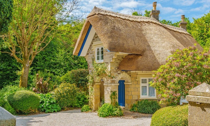 Illogan Cabaña | Fairytale Thatched 18th Century Cornish Cottage with Hot Tub & Stunning Gardens