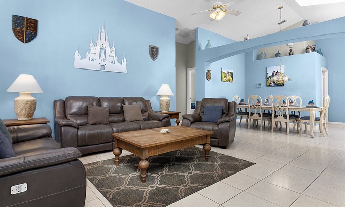 West Kissimmee Villa | Fairytale Villa, 2 Masters, 4 baños, Southern Pool and Spa, Privacy Fence!