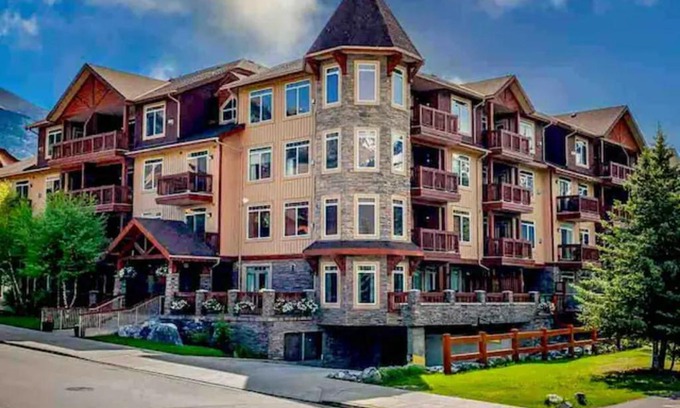 Canmore Apartamento | Falcon Crest Lodge 1 BR Condo With Gym & Hot-Tubs & Mountain View