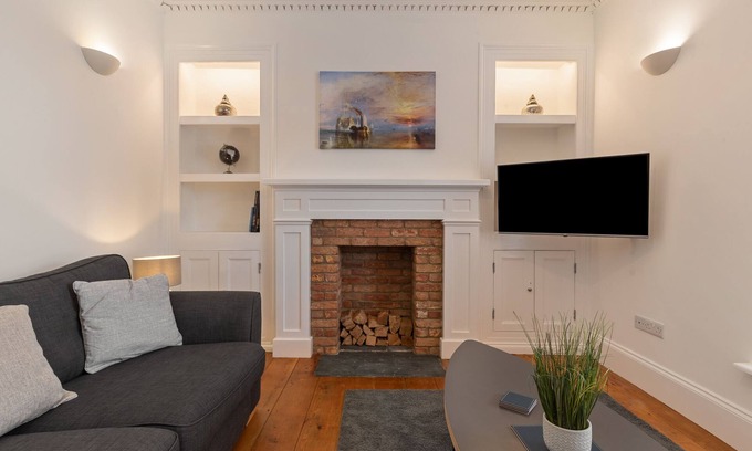 Pembroke Dock Cabaña | Falcon House - Central location