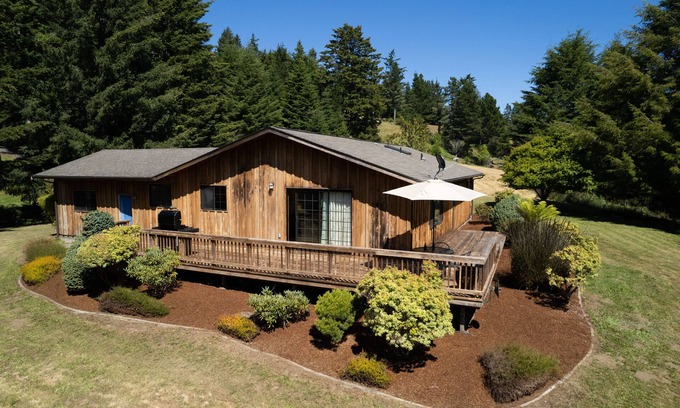 McKinleyville Casa | ☀️🌲Falcons Perch: Nature Lover's Dream, in coastal hills above Blue Lake🪶