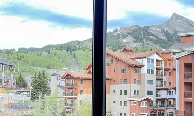 Crested Butte Apartamento | Fall 2025 Special! Leaves, Biking, Hiking, Hot Tub, Indoor/Outdoor Pool!
