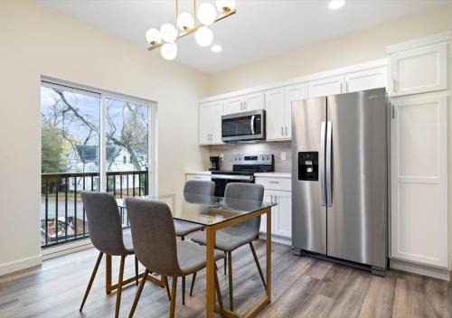 Evansville Apartamento | Fall at Golden Goose including King Bed, Parking, Security and Laundry