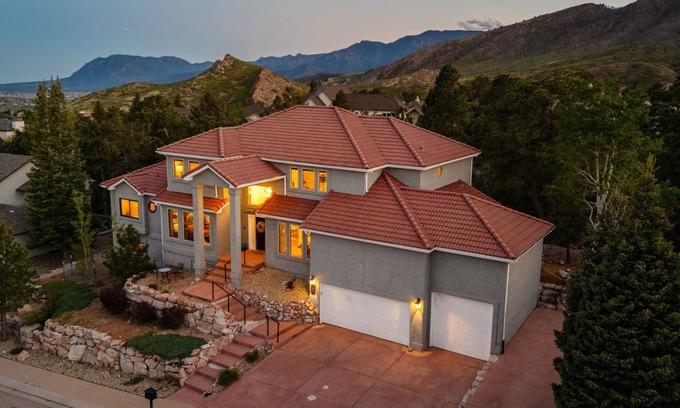 Mountain Shadows Casa | Fall Availability! Large Family-Friendly Escape Game Room Hot Tub Kids room